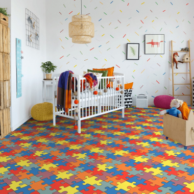 Chambre de bébé avec tapis vinyle puzzle sur mesure, ludique et pratique