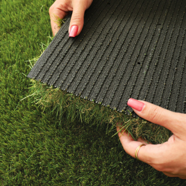 Excellente résilience du gazon synthétique Saint-Tropez 50 mm grâce à sa technologie C-Shape®