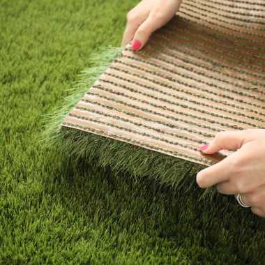 Gros plan sur l’envers imputrescible du gazon synthétique Pro Expert 50 - 50 mm, constitué de polyuréthane