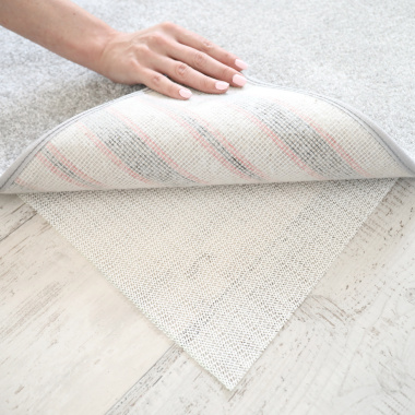 Sous tapis anti-glisse en situation, empêche le déplacement du tapis sur le sol