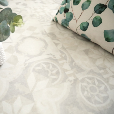 Gros plan sur le motif doux et graphique des dalles PVC clipsables Mix and Match - Carreaux de ciment beige clair