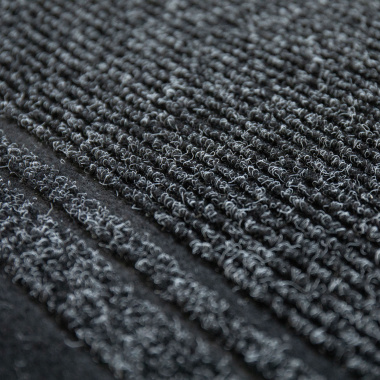 Détail du tapis de couloir et d'entrée noir - Antidérapant au mètre avec tissage côtelé et doubles bandes en relief