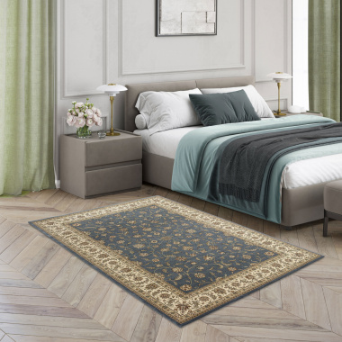 Tapis au style persan Kiana gris bleuté posé dans une chambre élégante