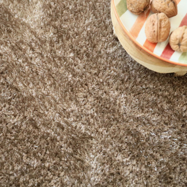 Tapis Éclat Shaggy marron clair, jeu de fibres fines et épaisses pour un rendu lumineux