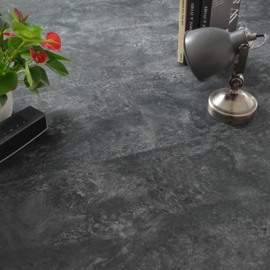 Sol vinyle rigide Performance clic 5G - Ardoise naturelle avec éléments déco et lampe