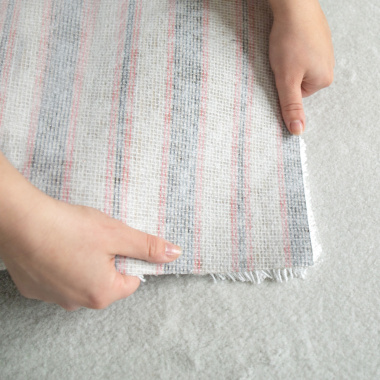 Moquette ultra douce Pulse gris perle, détail structure textile résistante