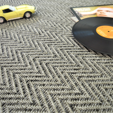 Tapis tissé plat Java Chevron silver ganse coton noir - Vue de près