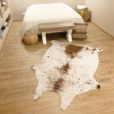 Tapis peau de bête - Imitation vache tachetée claire - Marron et blanc - chambre