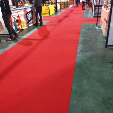 Moquette aiguilletée filmée Stand Event rouge vif, sol décoratif pour stands, foires et événements