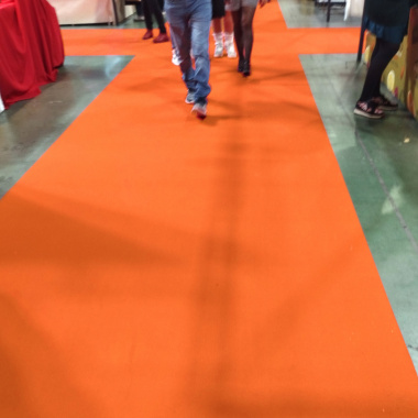 Moquette Stand Event Orange citrouille, sol sobre pour ambiance déco moderne et raffinée