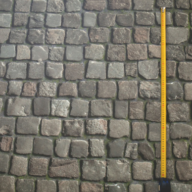 Sol Vinyle Textile - Relief 3D - Imprimé pavés anciens de ville avec échelle de mesure pour visualiser la taille du décor