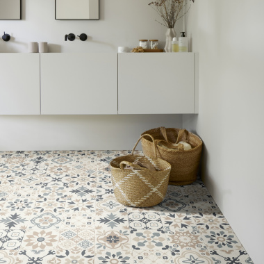 Motifs délicats du Sol Vinyle Relief 3D Capucine crème envers textile, mariés à une déco minimaliste et paniers tressés