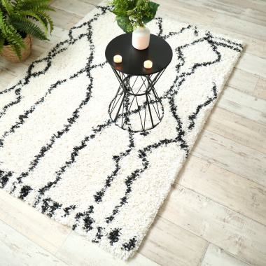 Tapis motif berbère à poils longs - Itahari - Noir et blanc cassé - Vue de loin