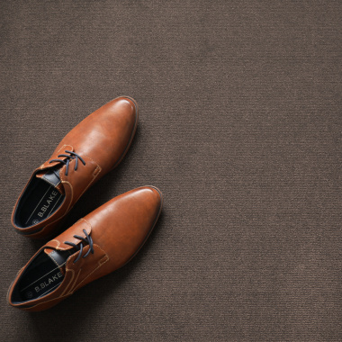 Tapis sur mesure Sylon marron tonka dans un salon contemporain élégant