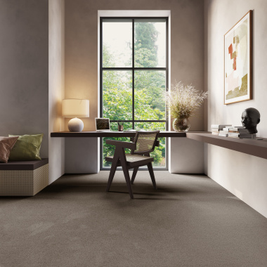 Tapis sur mesure Chromaluxe marron foncé dans un intérieur à l’ambiance naturelle