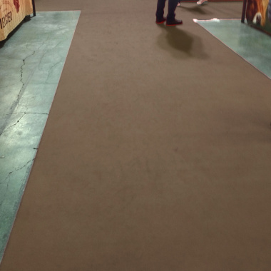 Moquette Orotex Revexpo taupe, sol de stand confortable et antistatique