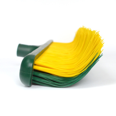 Vue en gros plan de la forme des poils du balai de jardin spécial gazon synthétique