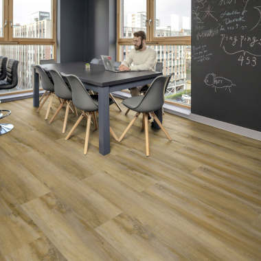 Lame vinyle clipsable - Gerflor R55 Lock+ Acoustic - Madina taupe dans une salle à manger avec table noire et grandes fenêtres