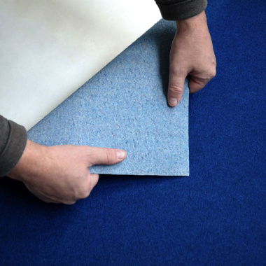 Moquette filmée événementielle Stand Event Bleu roi avec face envers visible pour installation sur stand