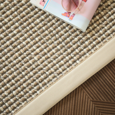 Tapis Laine et sisal Caloundra grosses boucles beige ganse écru - gros plan