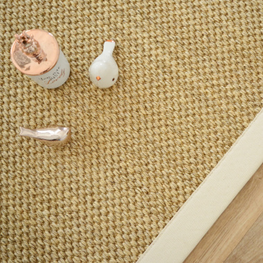 Tapis sisal Kidara naturel ganse écru - vue du dessus