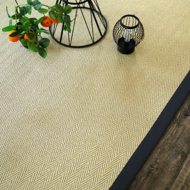 Tapis Sisal Veracruz - Chevron - Blanchi - ganse coton anthracite - vue de loin