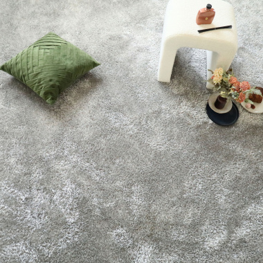 Tapis shaggy gris clair sur mesure Éclat FusionBac en velours dense et moelleux dans une ambiance intérieure apaisante