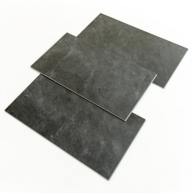 Dalle vinyle - Gerflor Senso Premium Rigid Acoustic - Grey marble présentant plusieurs dalles clipsables effet pierre sombre