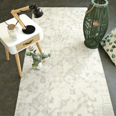 Vue déco d’un intérieur avec les dalles clipsables Mix and Match - Carreaux de ciment beige clair et béton anthracite