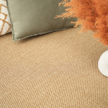 Mise en scène chaleureuse avec sisal Tulum havane et petit mobilier naturel