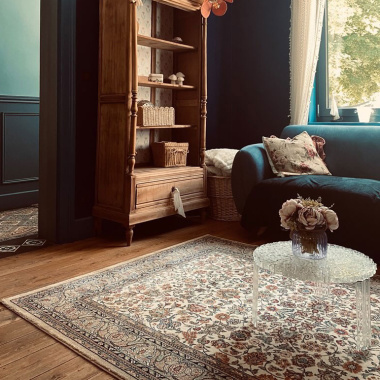 Tapis traditionnel floral Mamie in love Corail doux au pied d'un lit dans une décoration inspirée des maisons d'antan