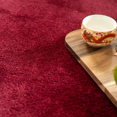 Moquette ultra douce Pulse rouge grenat, sol textile chaleureux avec plateau repas