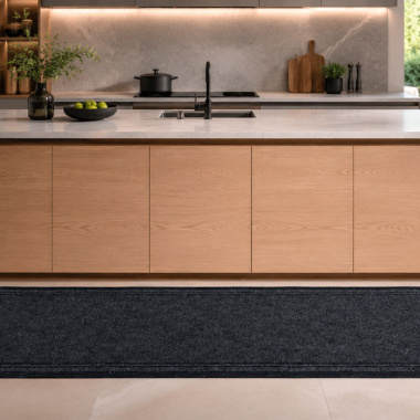 Tapis de couloir et d'entrée noir - Antidérapant au mètre protégeant le sol dans une cuisine contemporaine