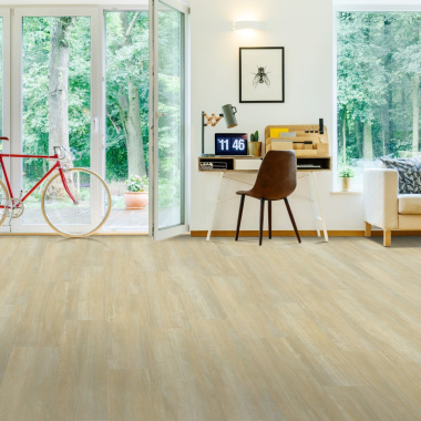 Lame sol PVC plombante et acoustique - Chêne clair cérusé - Salon ouvert sur l'extérieur