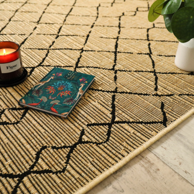 Tapis Scandinave marron et noir, ambiance cosy avec bougie et carnet déco