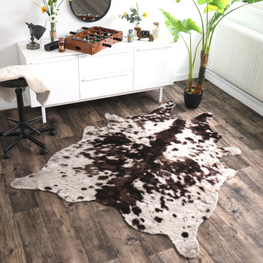 Tapis peau de bête - Imitation vache Normande - Brun et blanc - Ambiance Salon