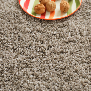 Texture shaggy épaisse du tapis rond Icône marron à l’aspect doux et généreux