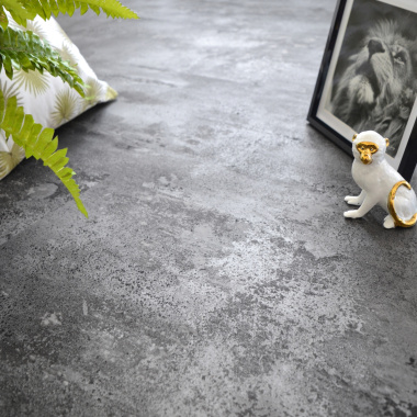 Dalle vinyle rigide Performance - Click à plat - Béton gris argenté avec touche végétale déco