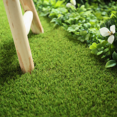 Zoom sur le gazon synthétique Plénitude 45mm et ses fibres micro-nervurées vert prairie lumineux