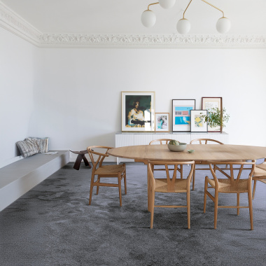 Moquette économique Lumicolor gris, coloris chaud et durable dans une salle à manger