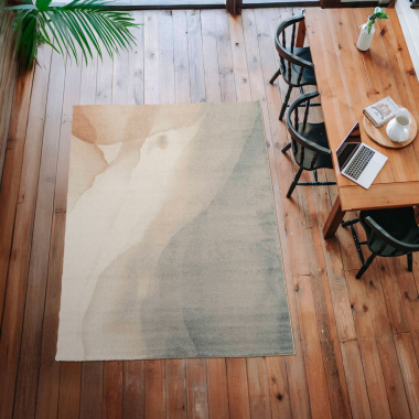 Tapis Élégie motif aquarelle tons naturels sous table en bois dans salle à manger lumineuse