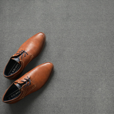 Moquette Saxony Sylon gris minéral détail du sol textile avec accessoires décoratifs