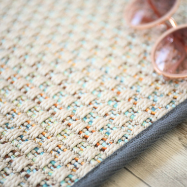 Tapis extérieur et intérieur tissé plat Sumatra silver multicolor finition gris ardoise - vue de près