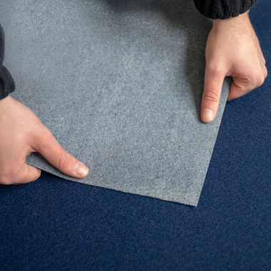 Détail de l'envers de la Moquette filmée Stand Event Bleu nuit avec film de protection intégré