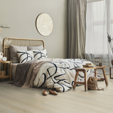 Lame vinyle clipsable - Gerflor R55 Lock+ Acoustic - Selma natural habillant le sol d’une chambre aux tons beige et écru