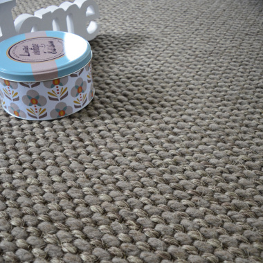 Tapis sur mesure Laine et Sisal Albury grosses boucles taupe - Vue de près