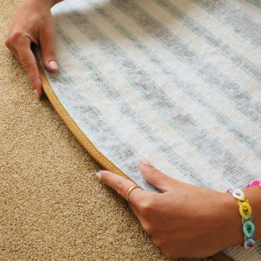 Tapis ovale en matière recyclée Re-cycle camel - gros plan