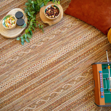 Tapis sur mesure Aztlan nature multicolor posé dans une ambiance déco naturelle avec plateau