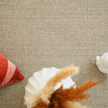 Intérieur chaleureux avec une moquette en sisal haut de gamme usage intensif Terralys Chanvre