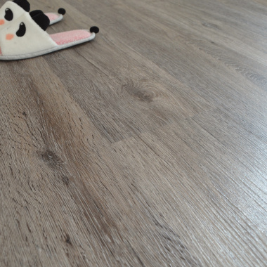 Lame sol vinyle rigide Performance - Clic 5G - Parquet Chêne Gris Brossé - vue de près